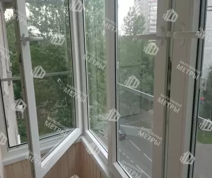 Остекление и отделка балкона деревянной вагонкой