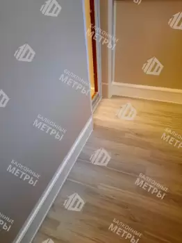 Отделка балкона панелями ПВХ и ламинат и установка кованого настенного плафона