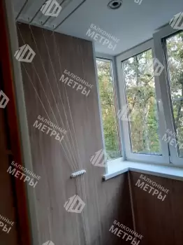 Отделка балкона под ключ ламинатом и натяжным потолком