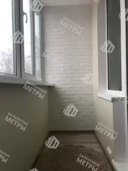 Отделка балкона декоративным камнем, ламинат и натяжной потолок